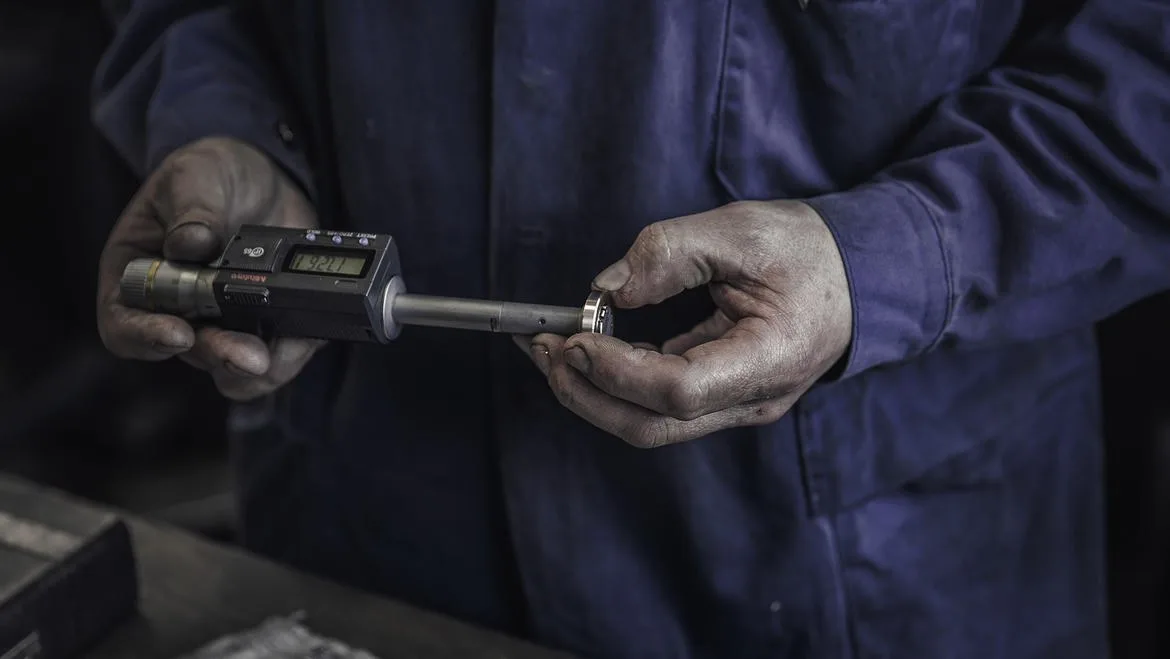 Mitarbeiter kontrolliert die Maße eines Werkstücks
