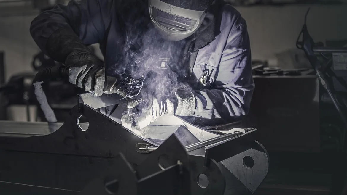 Mitarbeiter beim Schweißen eines Werkstücks